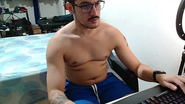 Snapshot of Leonino231 chatting on April 25, 10:40 pm Leonino231 online show from April 25, 10:40 pm