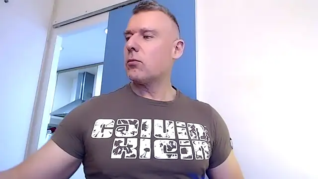 Snapshot of tomfoxcam chatting on October 21, 3:35 pm tomfoxcam online show from October 21, 3:35 pm