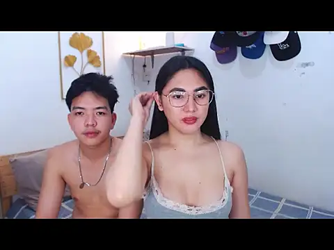 Snapshot of HornyCoupleCum chatting on December 15, 1:26 pm HornyCoupleCum online show from December 15, 1:26 pm