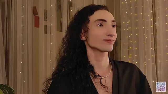 Snapshot of Queen_of_tease chatting on November 21, 9:46 pm Queen of tease online show from November 21, 9:46 pm