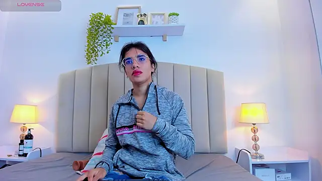 Rachel Donnelly online show from October 9, 4:32 am