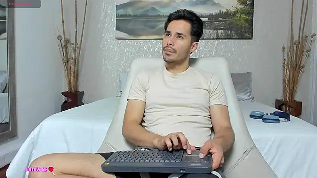 Snapshot of loghan_fox chatting on October 2, 3:02 am loghan fox online show from October 2, 3:02 am