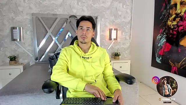 Snapshot of loghan_fox chatting on October 8, 2:42 am loghan fox online show from October 8, 2:42 am