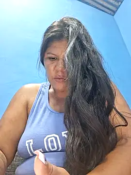 Snapshot of hotmom33 chatting on October 18, 10:38 am hotmom33 online show from October 18, 10:38 am