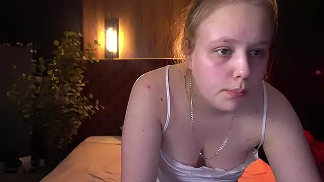 Snapshot of CrystallPaws chatting on May 7, 5:35 am CrystallPaws online show from May 7, 5:35 am