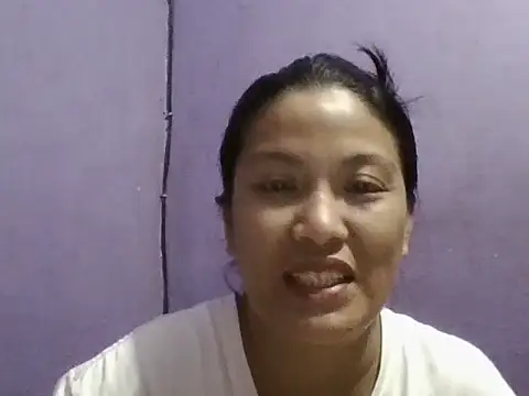 Snapshot of Uniquebeauty32 chatting on November 4, 11:04 pm Uniquebeauty32 online show from November 4, 11:04 pm