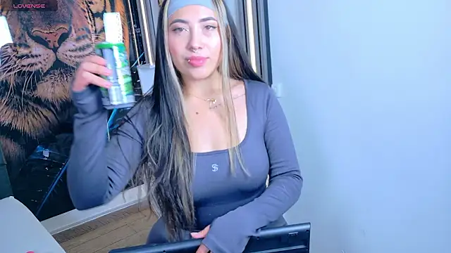  ManuVeelez online show from January 17, 4:39 am