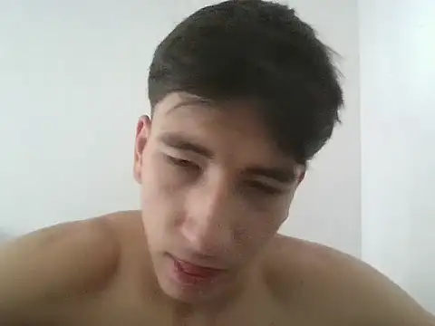 Snapshot of younewmaster chatting on September 22, 6:54 pm younewmaster online show from September 22, 6:54 pm