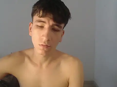 Snapshot of younewmaster chatting on October 15, 5:24 pm younewmaster online show from October 15, 5:24 pm