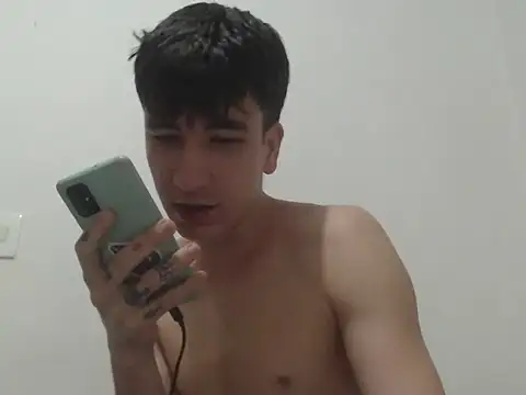 Snapshot of younewmaster chatting on October 28, 12:30 pm younewmaster online show from October 28, 12:30 pm