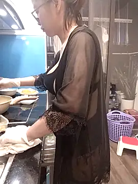 Snapshot of Linh_linh01 chatting on December 18, 11:49 am Linh linh01 online show from December 18, 11:49 am