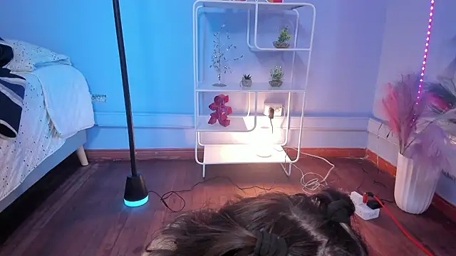 Hannahpage online show from February 9, 12:31 pm