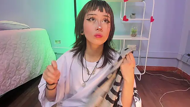 Hannahpage online show from February 20, 12:27 pm