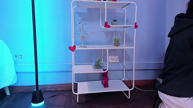 Hannahpage online show from February 24, 12:25 pm