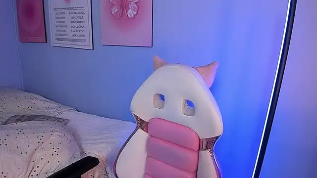 Hannahpage online show from March 25, 12:33 pm