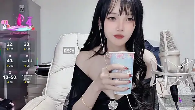 twlilybae online show from April 1, 11:44 am