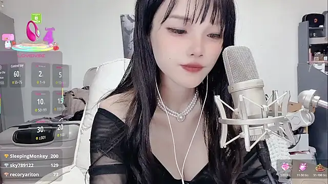 twlilybae online show from April 1, 1:41 pm