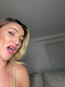 Snapshot of CamyBlossom chatting on October 15, 4:51 pm CamyBlossom online show from October 15, 4:51 pm