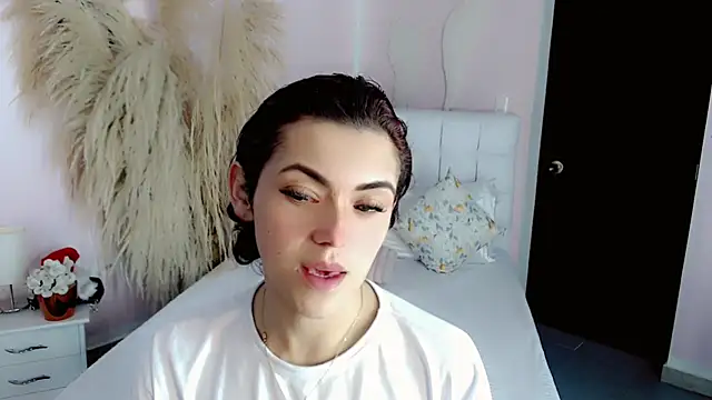 Snapshot of nathalialoes1 chatting on December 5, 6:15 pm nathalialoes1 online show from December 5, 6:15 pm