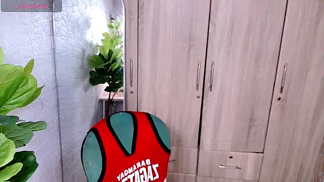 PinooyMilker online show from November 28, 4:09 pm