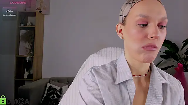 Ice Strawberry online show from April 3, 3:04 am