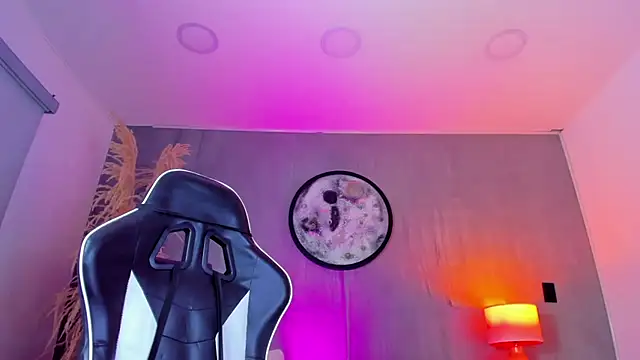 luccia smith online show from April 14, 2:28 am