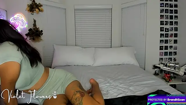 Snapshot of violetttflowers chatting on February 2, 2:32 am violetttflowers online show from February 2, 2:32 am