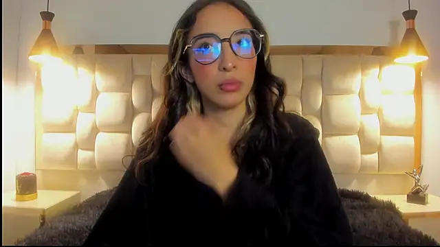 Emilia Bons online show from November 17, 2:01 pm