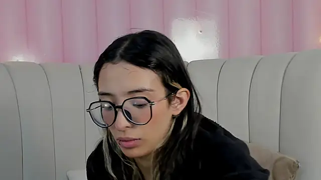 Emilia Bons online show from December 19, 1:18 pm