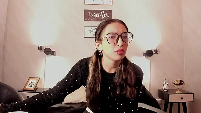 Emilia Bons online show from January 16, 1:37 pm