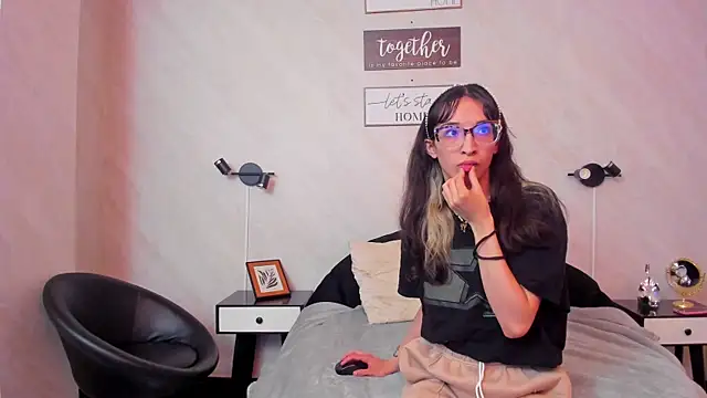 Emilia Bons online show from April 8, 12:49 pm