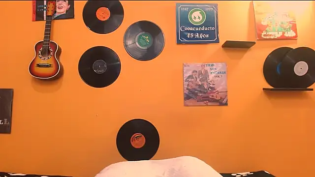 Snapshot of meisevil77 chatting on December 23, 2:42 am meisevil77 online show from December 23, 2:42 am