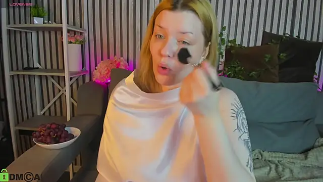 Michele Greenn online show from April 11, 1:10 am