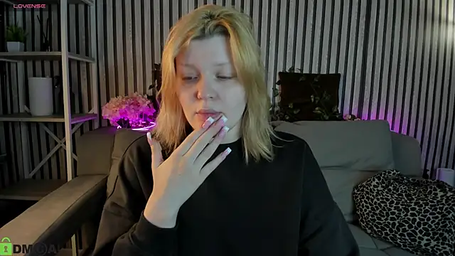 Michele Greenn online show from May 17, 1:03 am