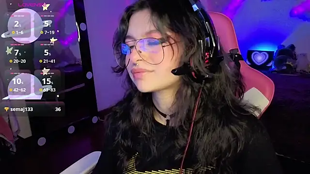 larah uwu online show from November 8, 8:18 pm