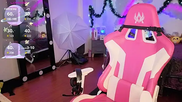 larah uwu online show from December 16, 7:30 pm