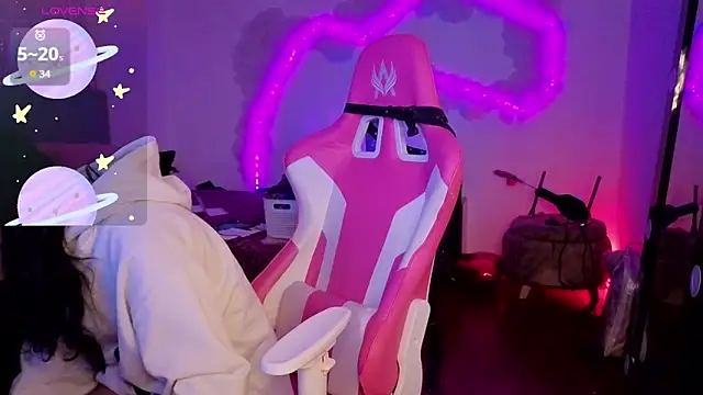 larah uwu online show from February 19, 7:54 pm