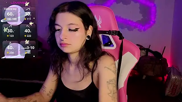 larah uwu online show from February 21, 7:37 pm