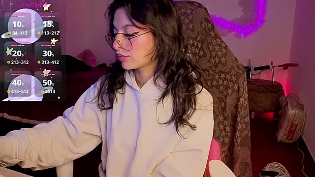 larah uwu online show from February 24, 7:56 pm