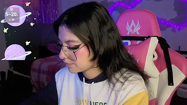 larah uwu online show from April 16, 6:30 pm