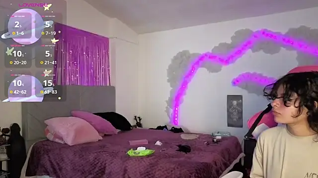 larah uwu online show from June 1, 6:20 pm