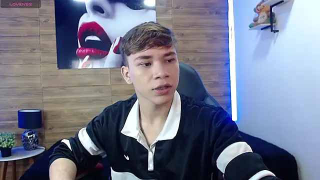 Snapshot of nathanclay chatting on May 5, 3:14 am nathanclay online show from May 5, 3:14 am