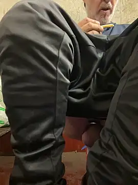 Snapshot of pervonpatrol chatting on October 31, 5:58 pm pervonpatrol online show from October 31, 5:58 pm