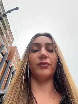 Ninabigtitied online show from May 21, 8:05 pm