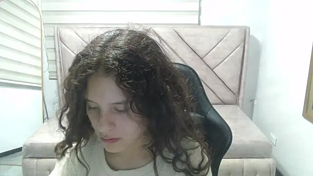 Velvet Moon V online show from February 17, 8:15 pm