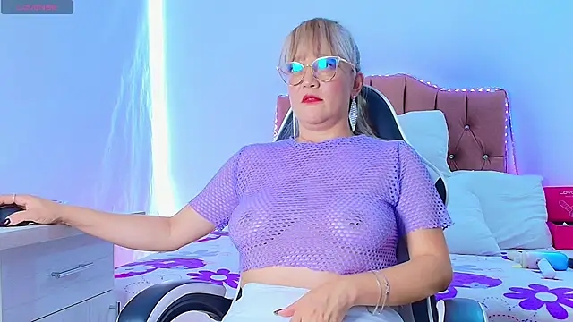 naomi diamond  online show from April 21, 3:28 pm