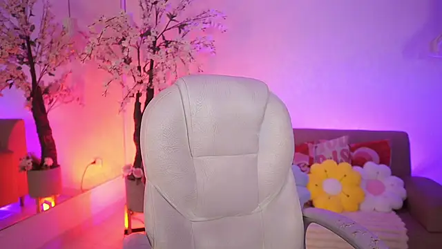 Snapshot of JadeSummerr chatting on April 4, 11:40 am JadeSummerr online show from April 4, 11:40 am