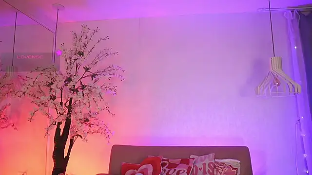 Snapshot of JadeSummerr chatting on April 7, 11:43 am JadeSummerr online show from April 7, 11:43 am