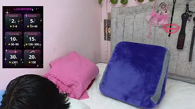 katalinathxandbritney1 online show from September 19, 9:15 pm