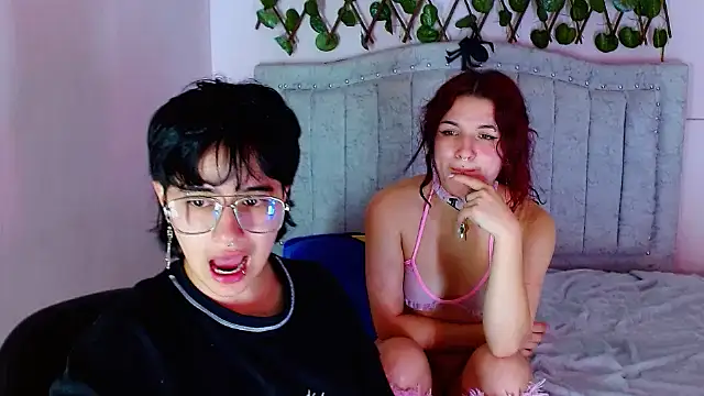 katalinathxandbritney1 online show from December 15, 4:39 am